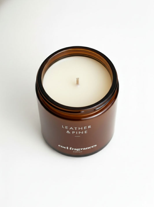 Atelier Duftkerze Leather & Pine von Coel Fragrances, handgemacht in Zuerich