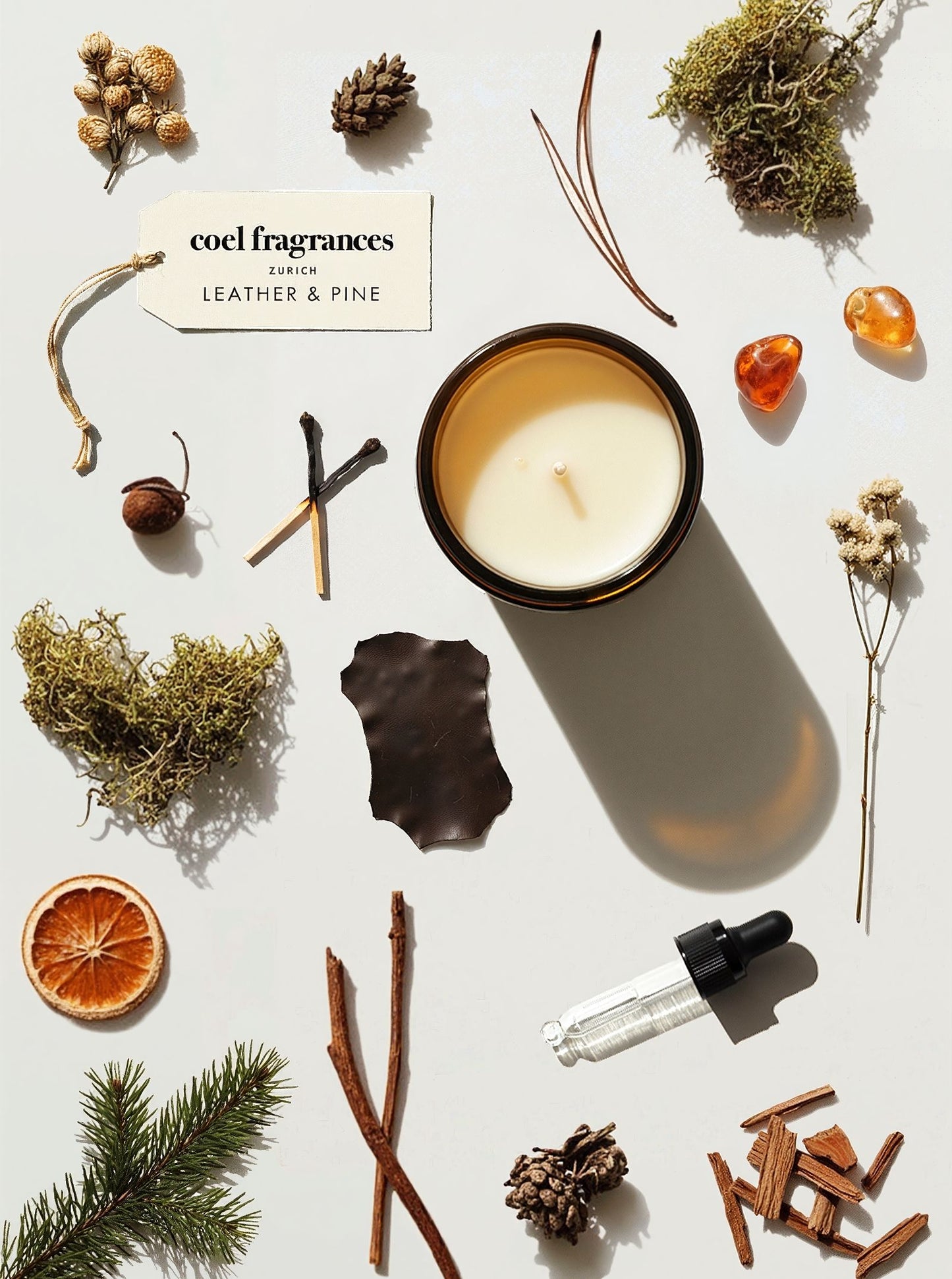 Coel Fragrances Atelier Duftkerze Leather & Pine in einem minimalistischen Flatlay fotografiert