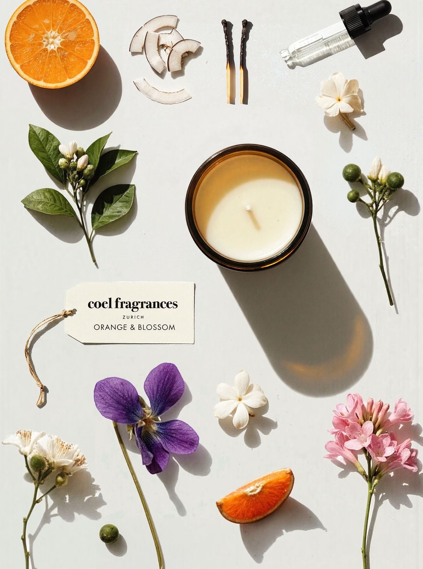 Coel Fragrances Atelier Duftkerze Orange & Blossom in einem minimalistischen Flatlay fotografiert