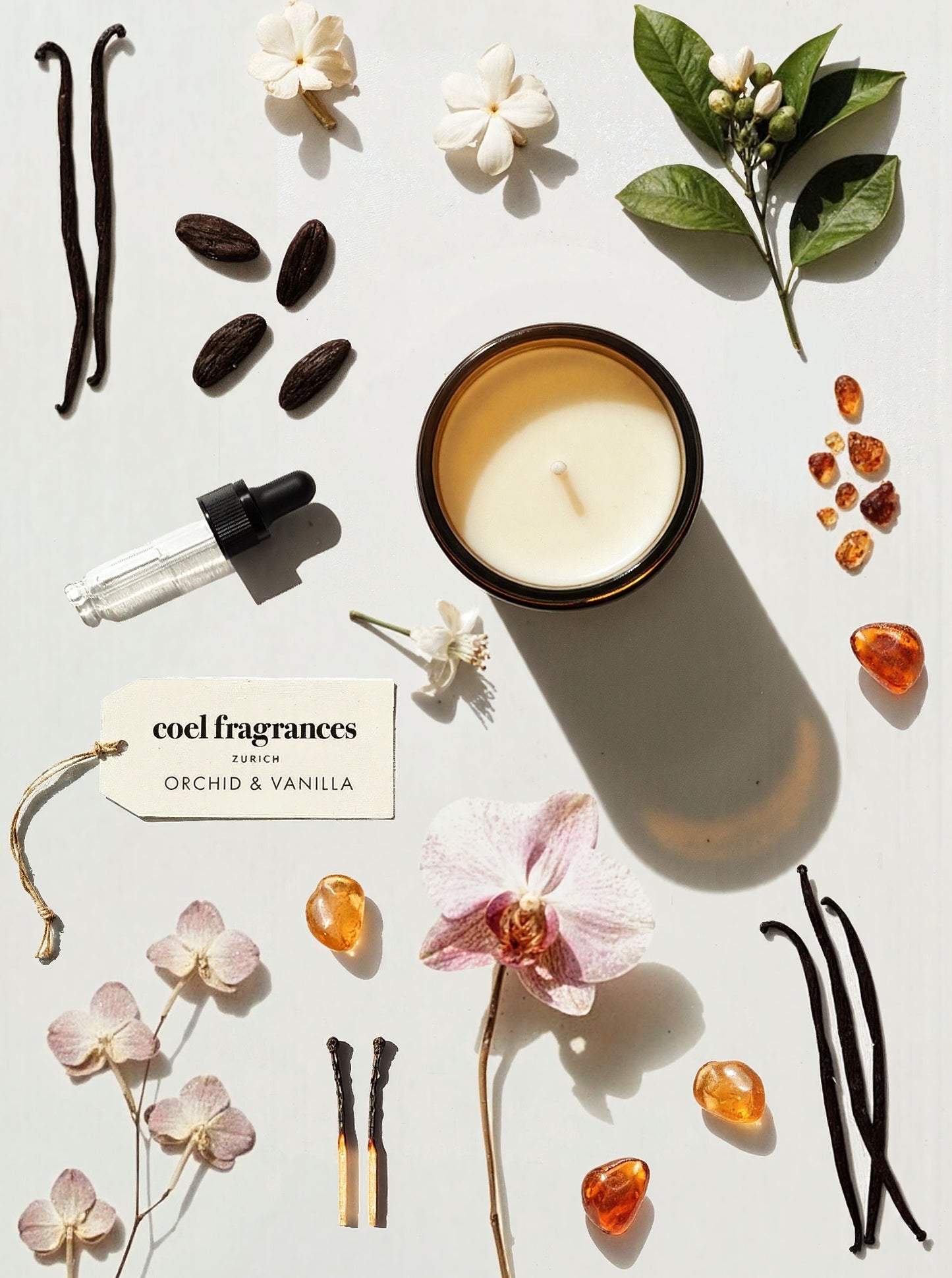 Coel Fragrances Atelier Duftkerze Orchid & Vanilla in einem minimalistischen Flatlay fotografiert