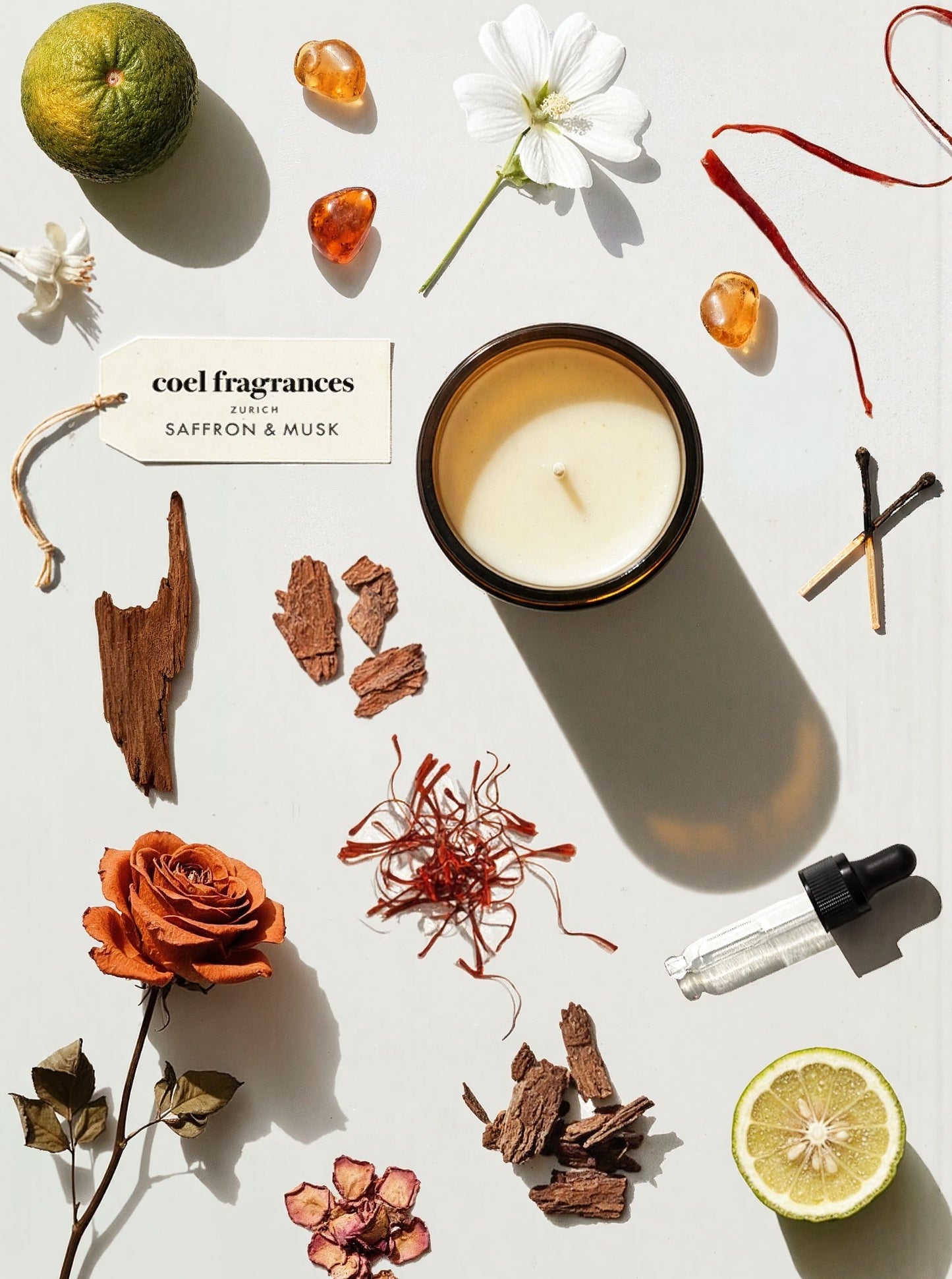 Coel Fragrances Atelier Duftkerze Saffron & Musk in einem minimalistischen Flatlay fotografiert