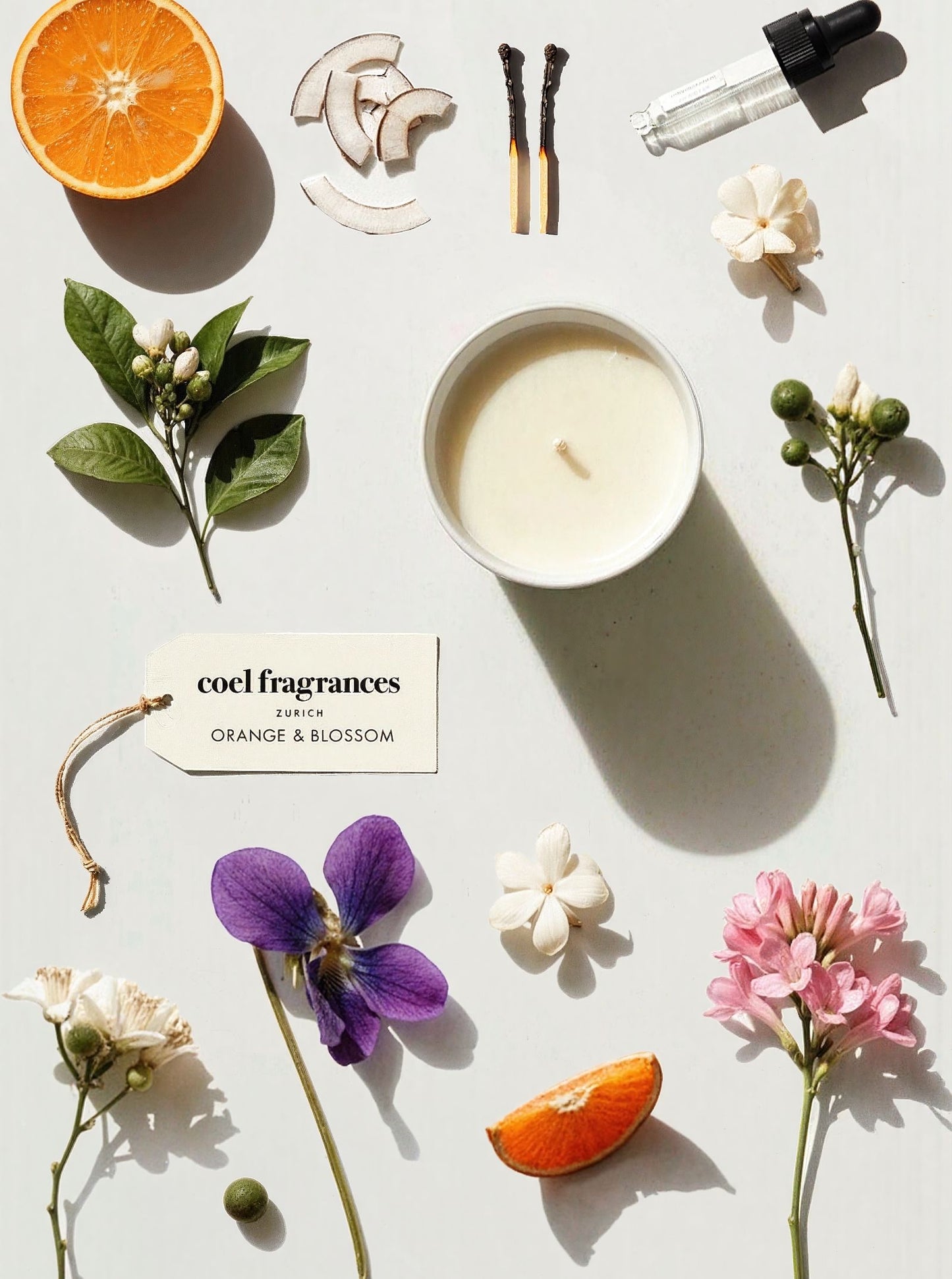 Coel Fragrances Signature Duftkerze Orange & Blossom in einem minimalistischen Flatlay fotografiert