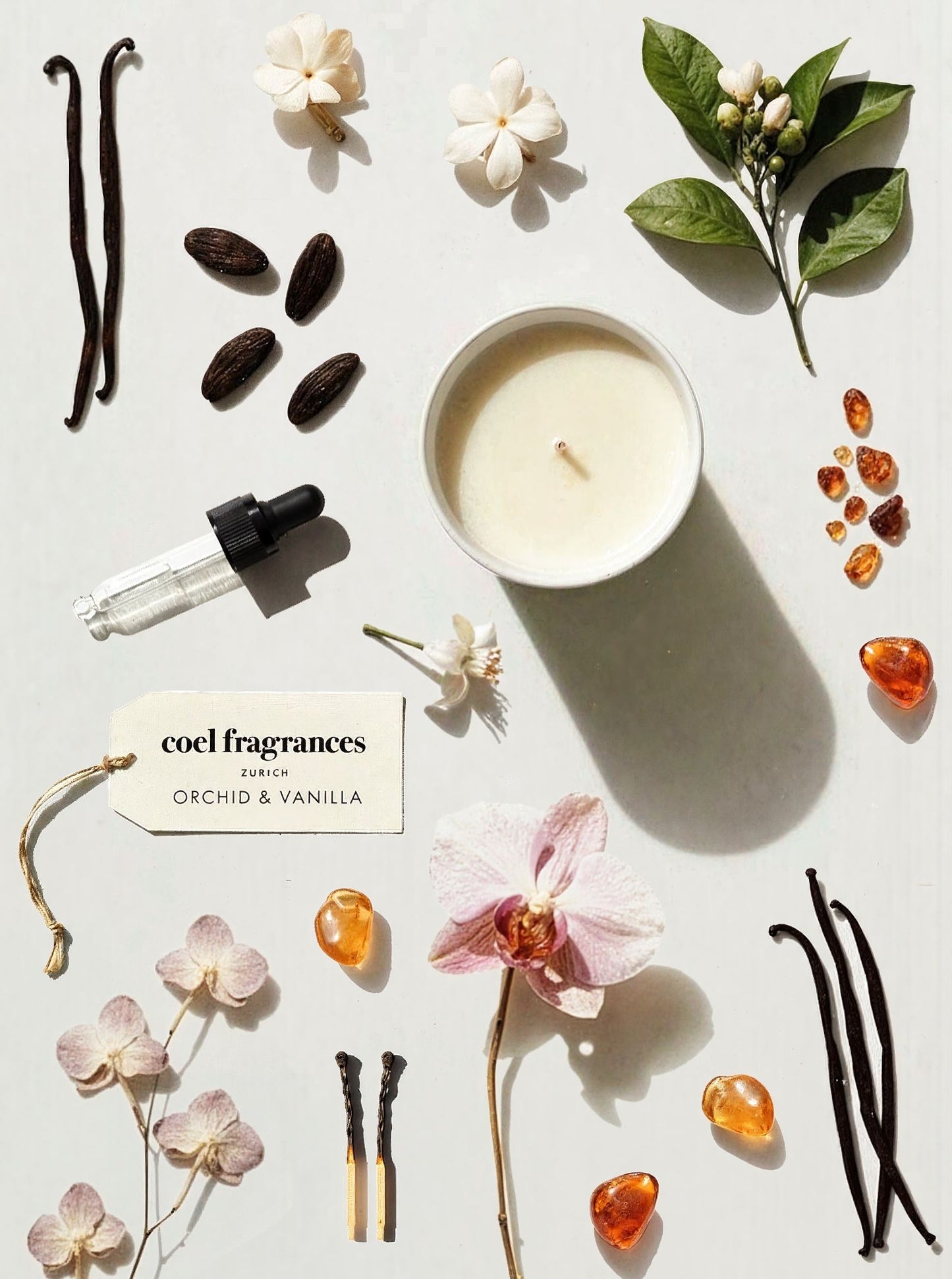Coel Fragrances Signature Duftkerze Orchid & Vanilla in einem minimalistischen Flatlay fotografiert
