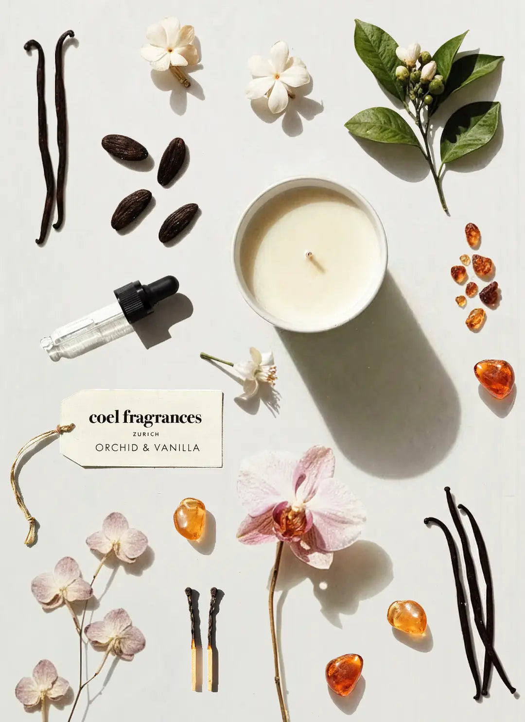 Coel Fragrances Signature Duftkerze Orchid & Vanilla in einem minimalistischen Flatlay fotografiert