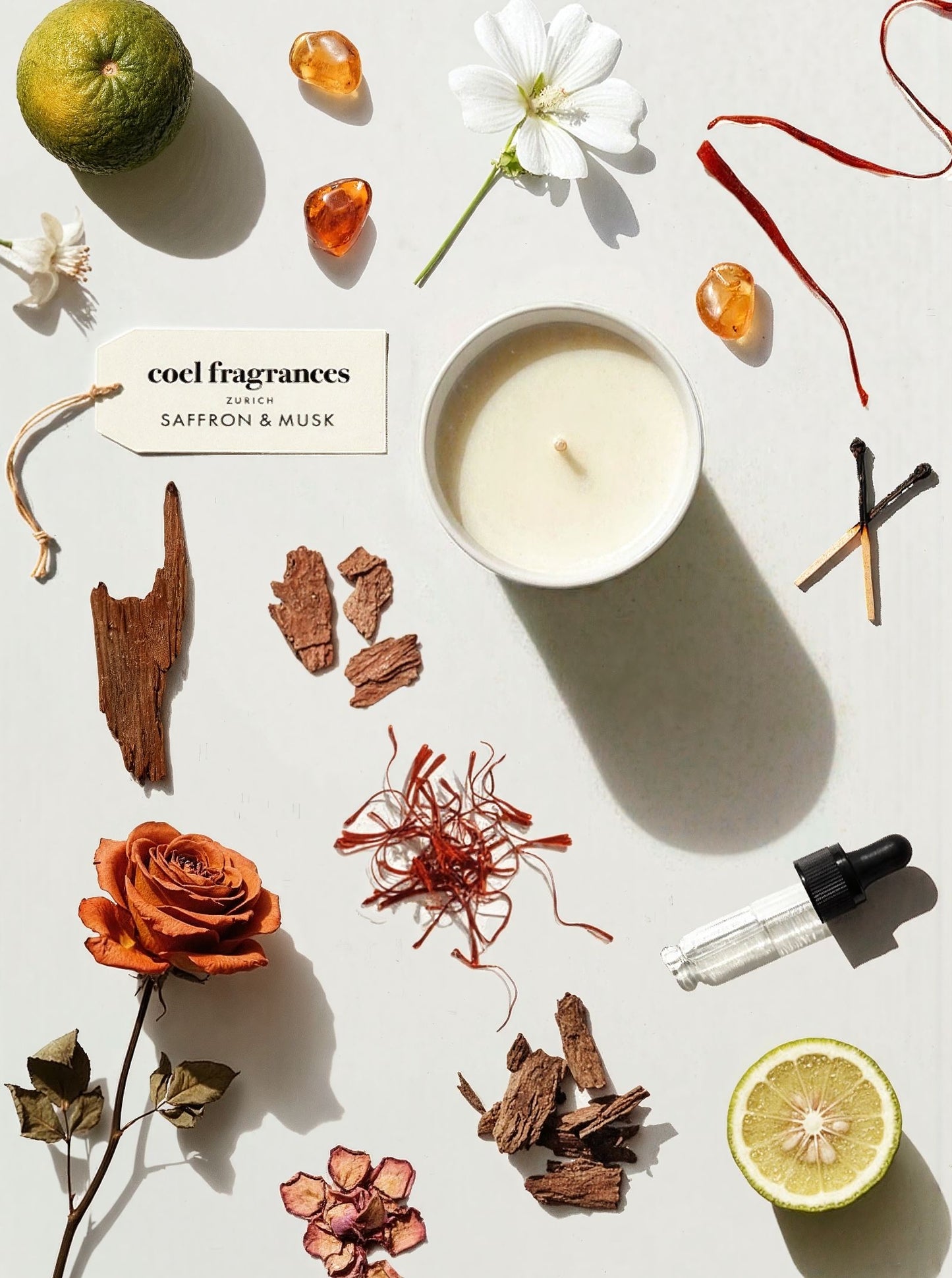 Coel Fragrances Signature Duftkerze Saffron & Musk in einem minimalistischen Flatlay fotografiert