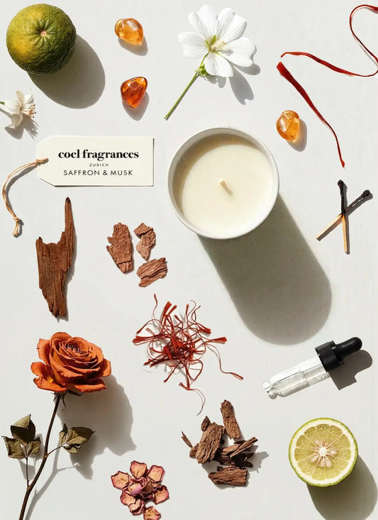 Coel Fragrances Signature Duftkerze Saffron & Musk in einem minimalistischen Flatlay fotografiert