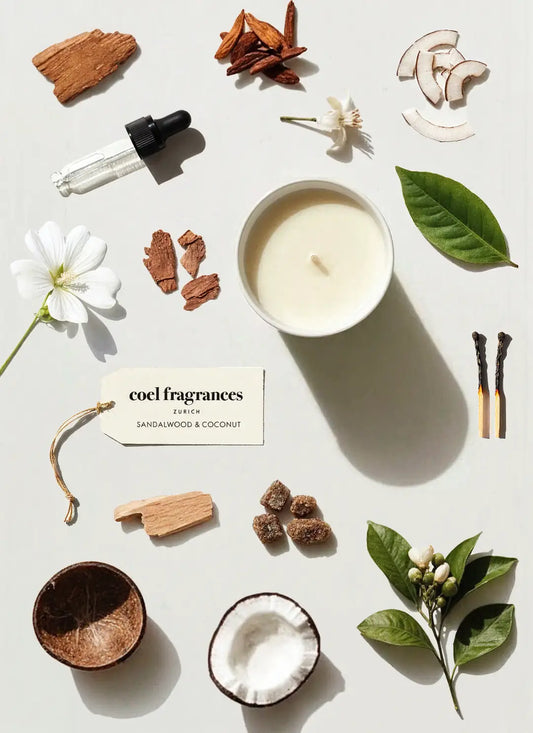 Coel Fragrances Signature Duftkerze Sandalwood & Coconut in einem minimalistischen Flatlay fotografiert