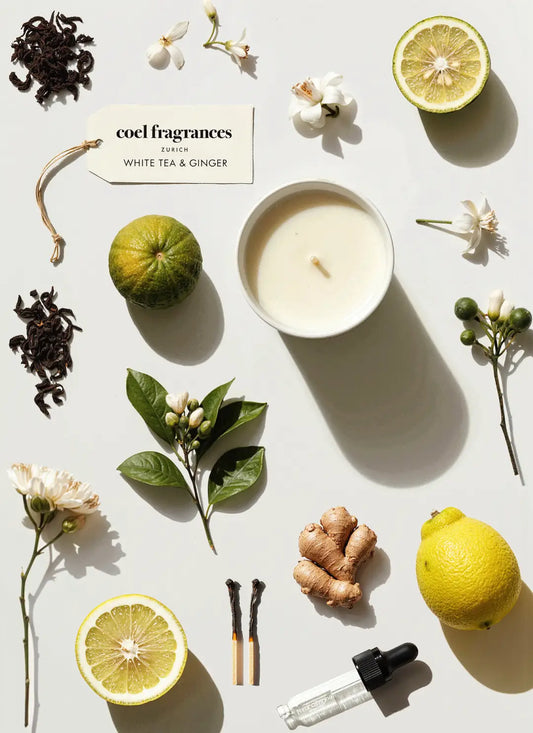 Coel Fragrances Signature Duftkerze White Tea & Ginger in einem minimalistischen Flatlay fotografiert