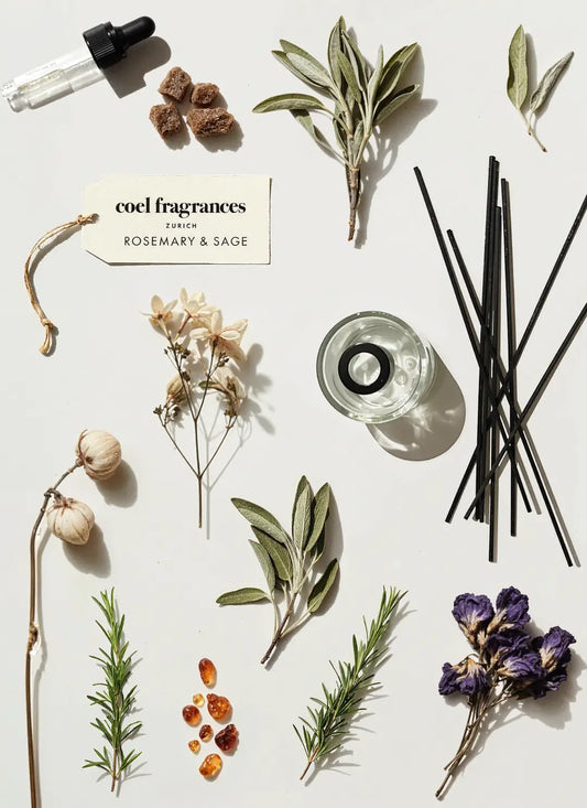 Coel Fragrances Raumduft Rosemary & Sage in einem minimalistischen Flatlay fotografiert
