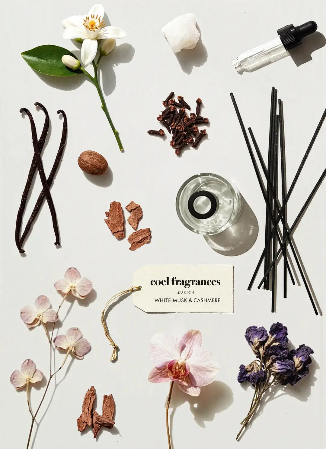 Coel Fragrances Raumduft White Musk & Cashmere in einem minimalistischen Flatlay fotografiert