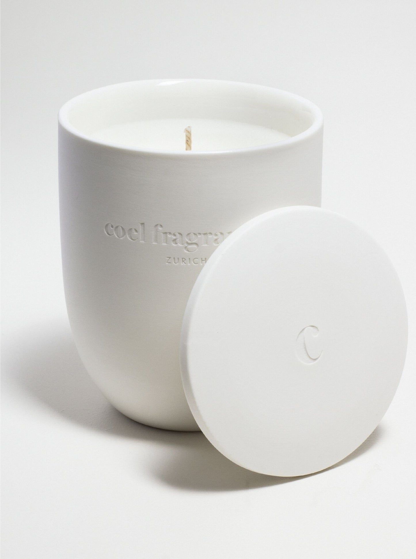 Kerzendeckel der Signature Duftkerze von Coel Fragrances von Vorne fotografiert