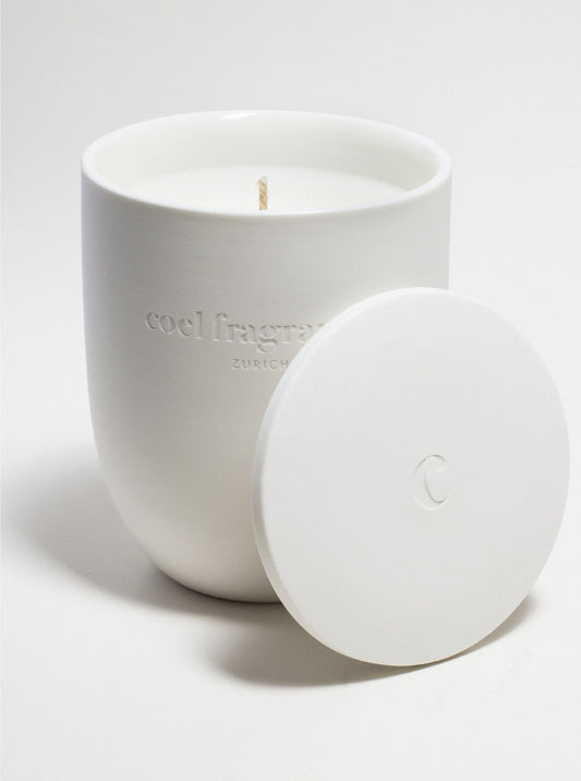 Kerzendeckel der Signature Duftkerze von Coel Fragrances von Vorne fotografiert