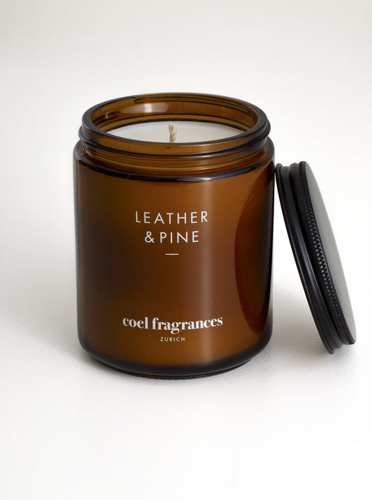 Atelier Duftkerze Leather & Pine von Coel Fragrances, handgemacht in Zuerich