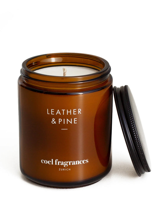 Atelier Duftkerze Leather & Pine von Coel Fragrances, handgemacht in Zuerich