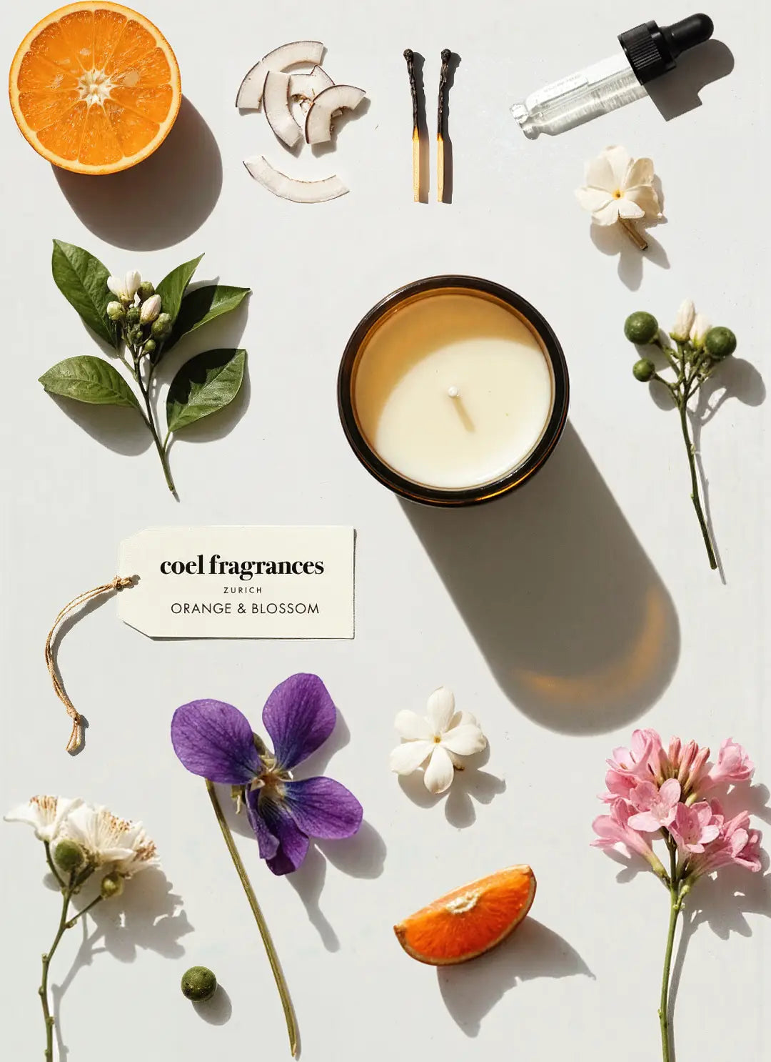 Coel Fragrances Atelier Duftkerze Orange & Blossom in einem minimalistischen Flatlay fotografiert