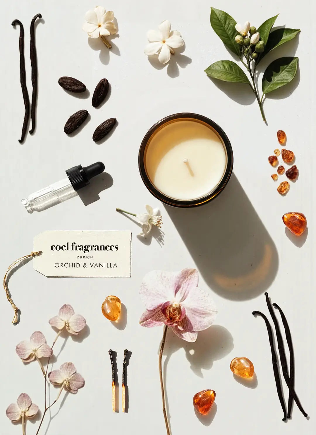 Coel Fragrances Atelier Duftkerze Orchid & Vanilla in einem minimalistischen Flatlay fotografiert