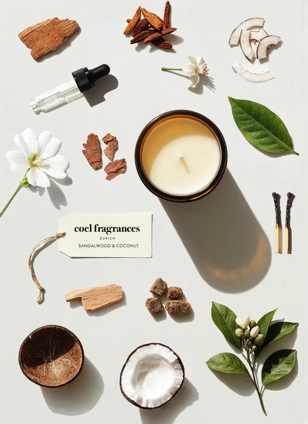 Coel Fragrances Atelier Duftkerze Sandalwood & Coconut in einem minimalistischen Flatlay fotografiert