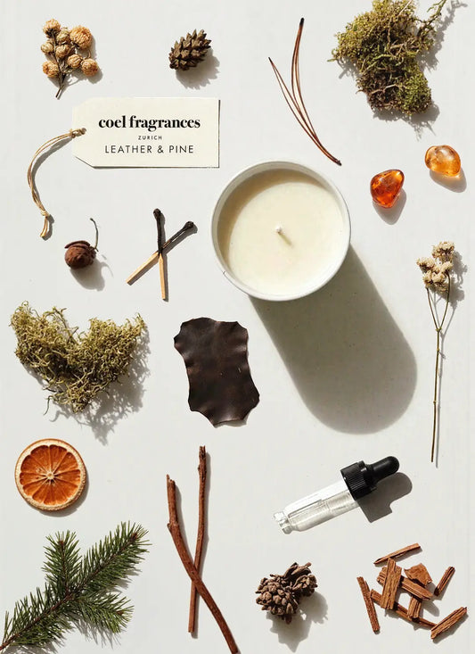Coel Fragrances Signature Duftkerze Leather & Pine in einem minimalistischen Flatlay fotografiert