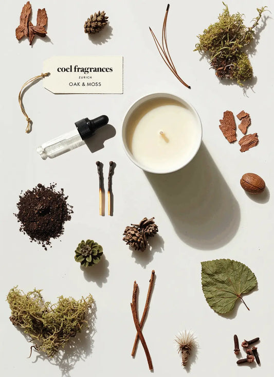 Coel Fragrances Signature Duftkerze Oak & Moss in einem minimalistischen Flatlay fotografiert