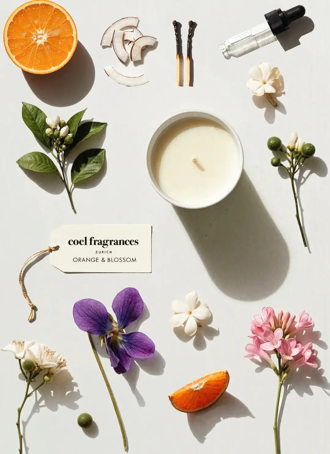 Coel Fragrances Signature Duftkerze Orange & Blossom in einem minimalistischen Flatlay fotografiert