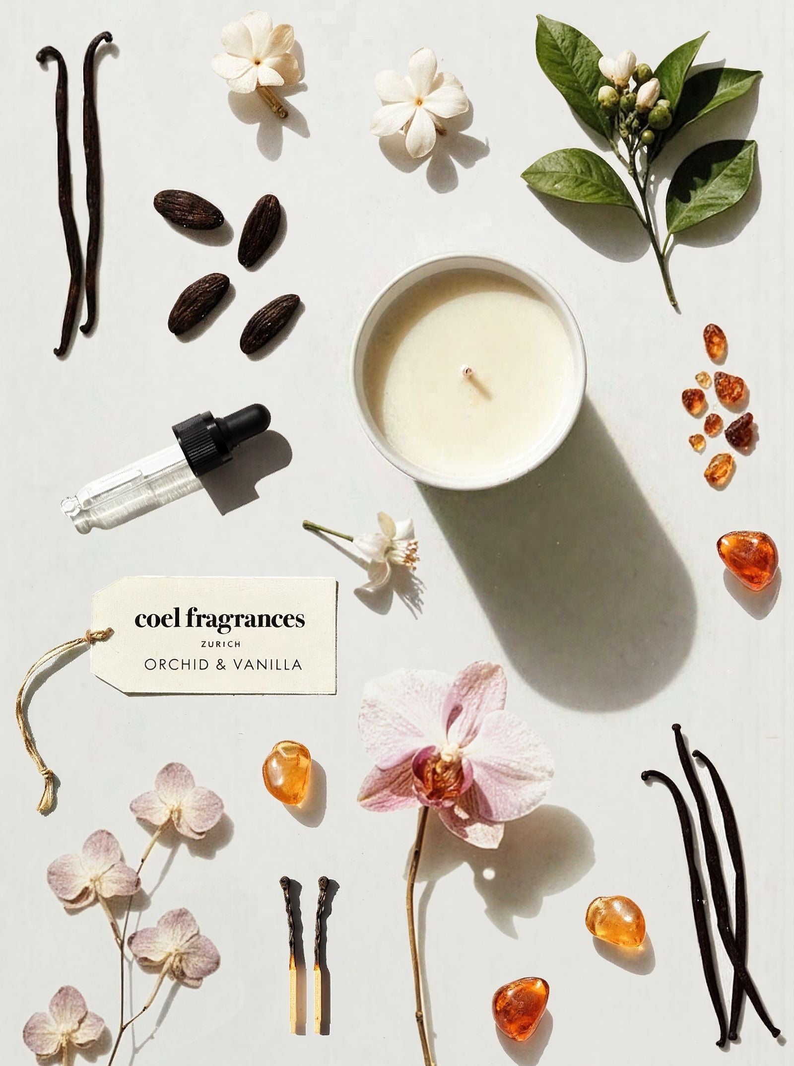 Coel Fragrances Signature Duftkerze Orchid & Vanilla in einem minimalistischen Flatlay fotografiert
