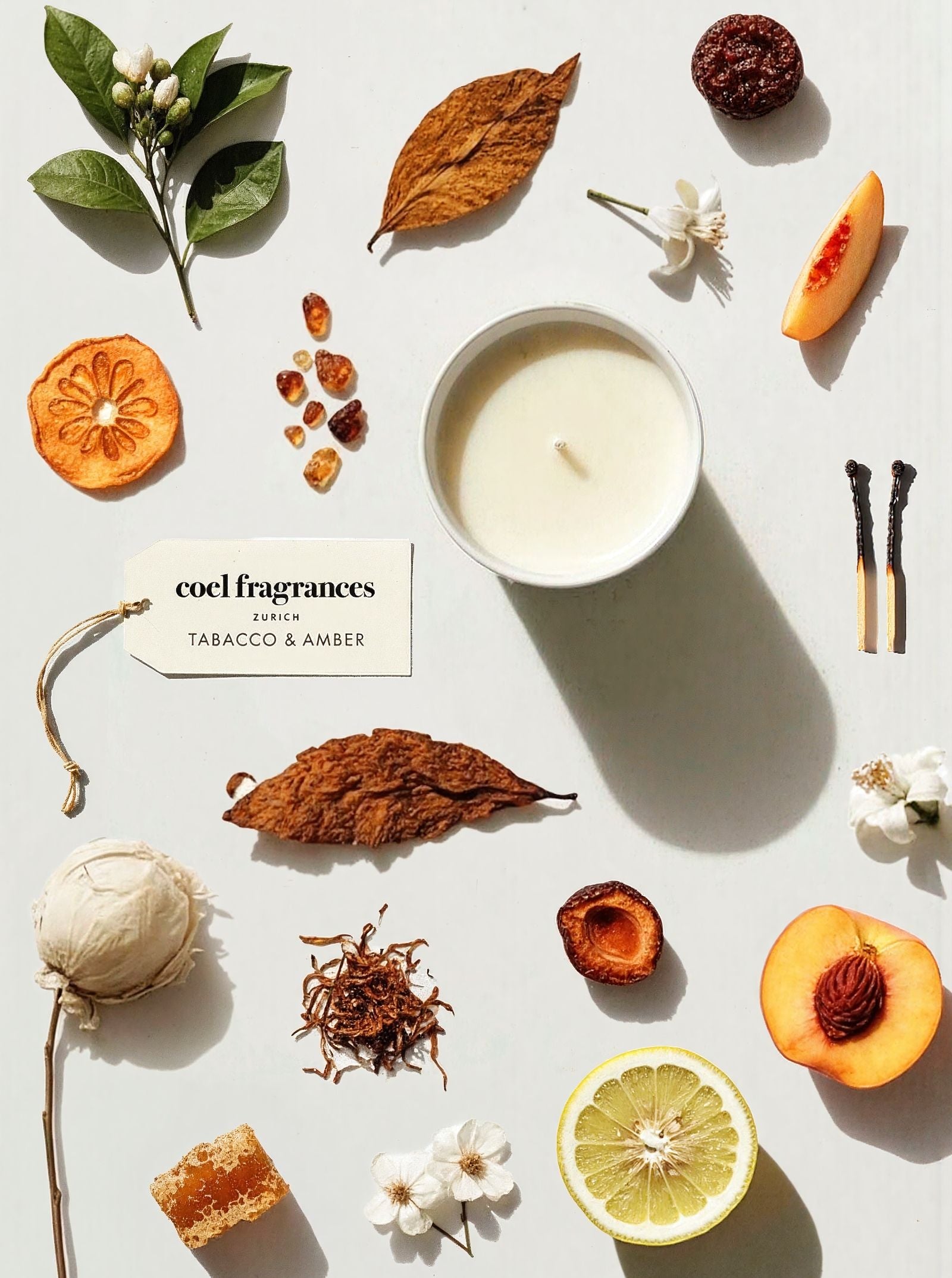 Coel Fragrances Signature Duftkerze Tobacco & Amber in einem minimalistischen Flatlay fotografiert