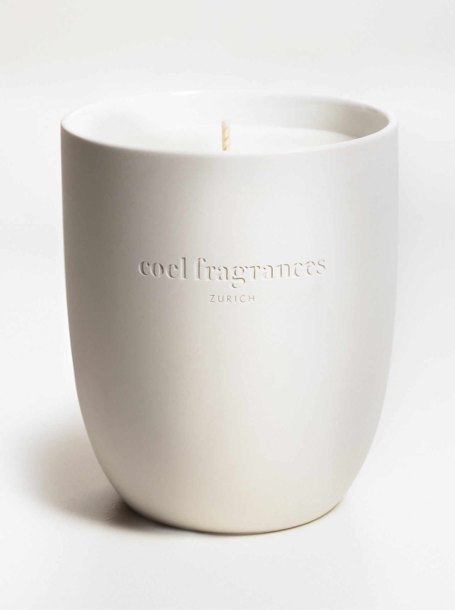 Signature Duftkerze Tobacco & Amber von Coel Fragrances, handgemacht in Zuerich