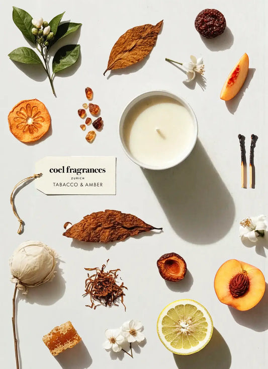 Coel Fragrances Signature Duftkerze Tobacco & Amber in einem minimalistischen Flatlay fotografiert